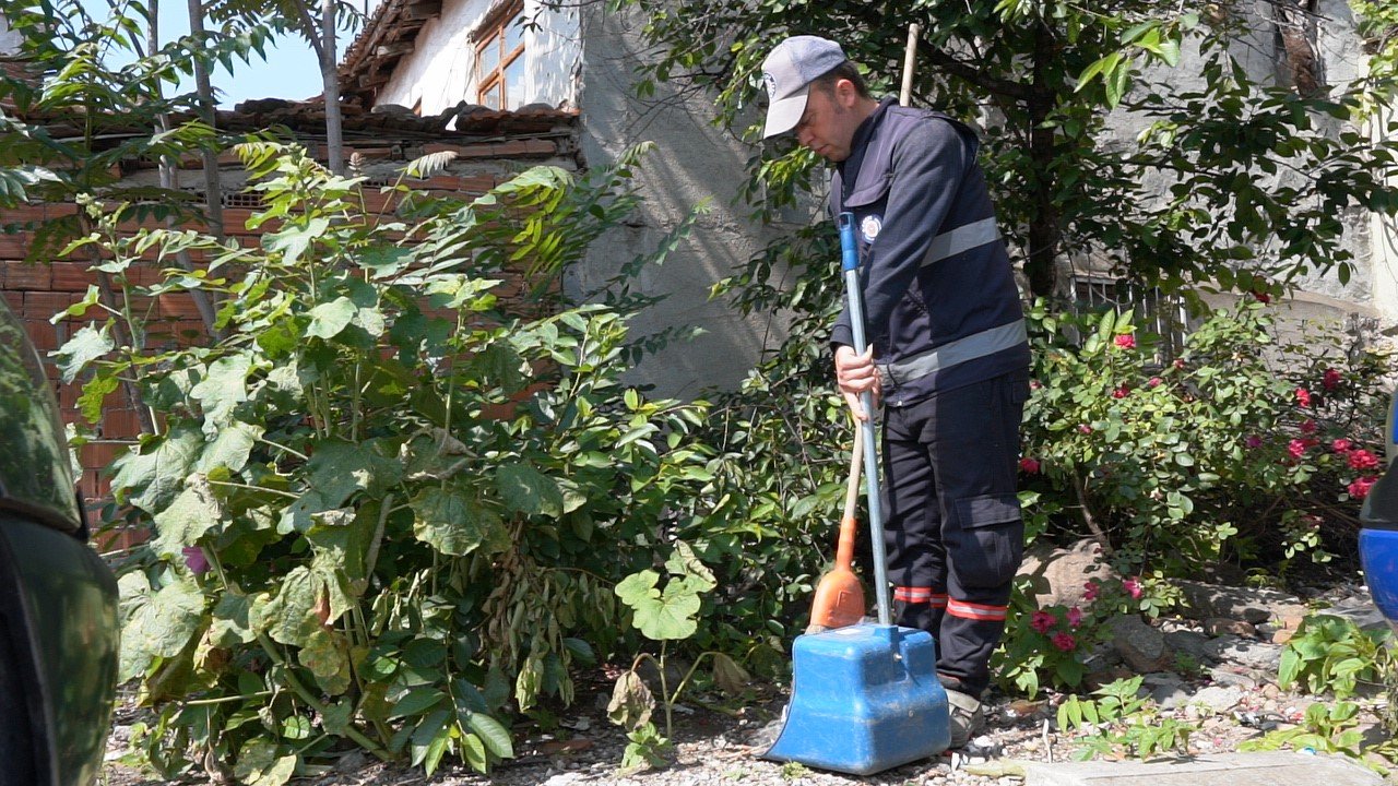 Karesi’de dip bucak temizlik sürüyor