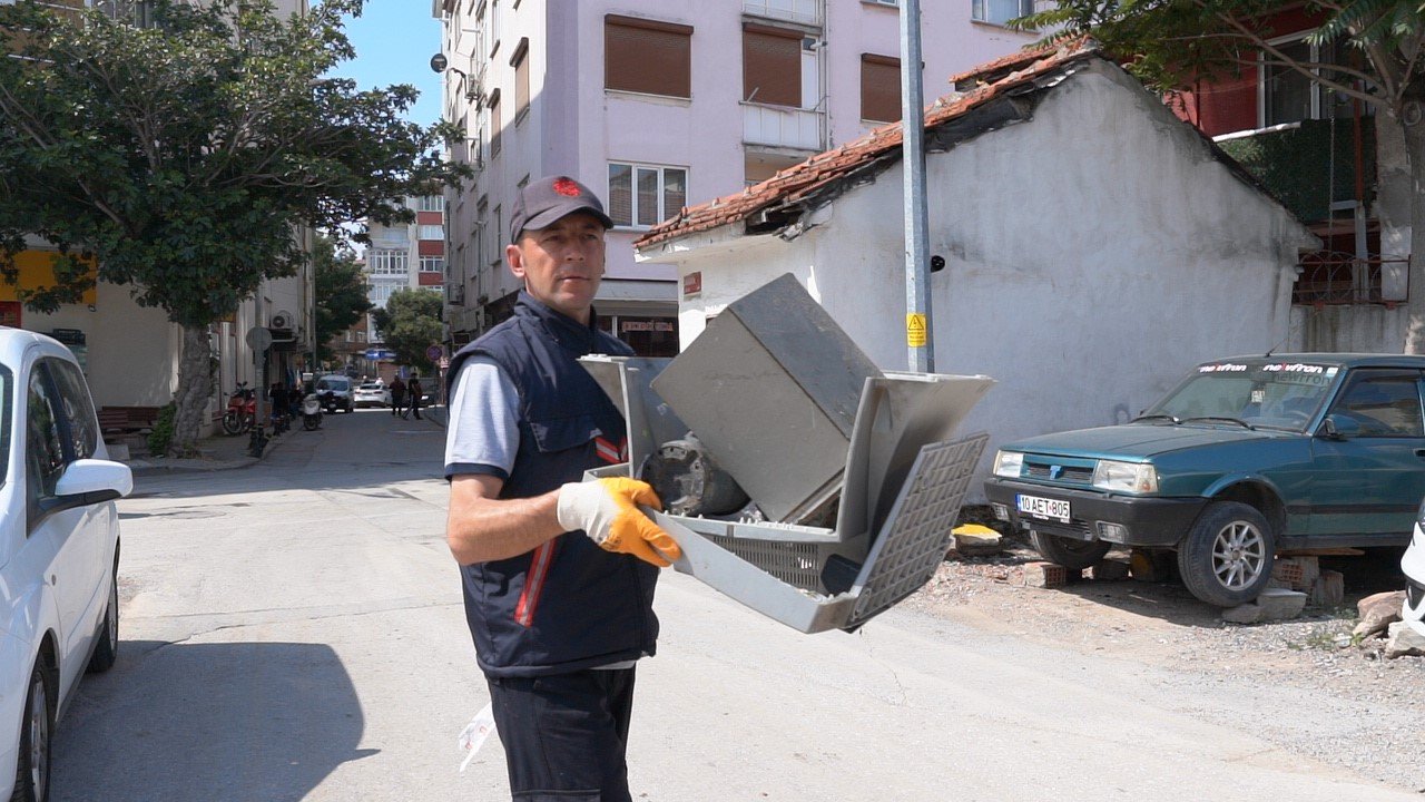 Karesi’de dip bucak temizlik sürüyor