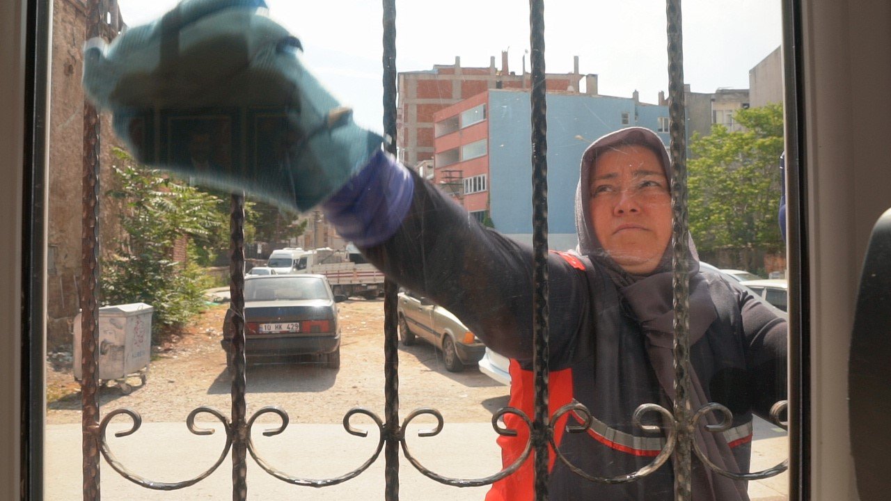 Karesi’de dip bucak temizlik sürüyor