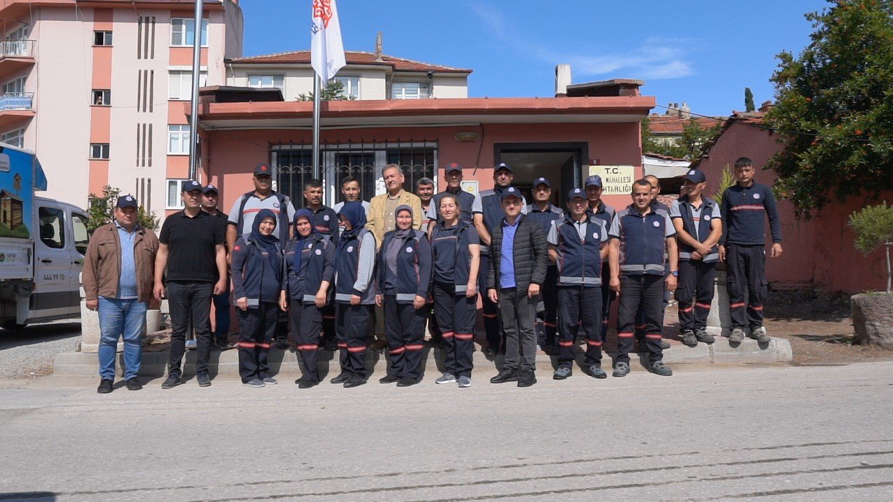 Karesi’de dip bucak temizlik sürüyor