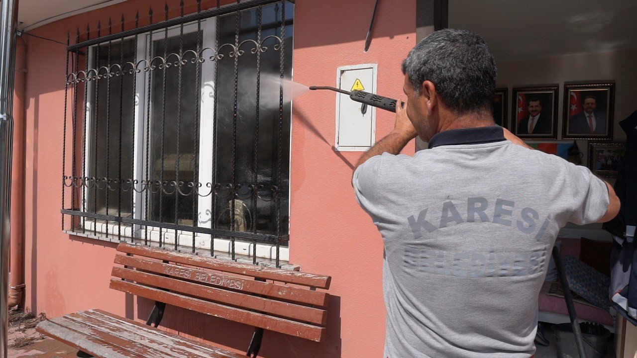 Karesi’de dip bucak temizlik sürüyor