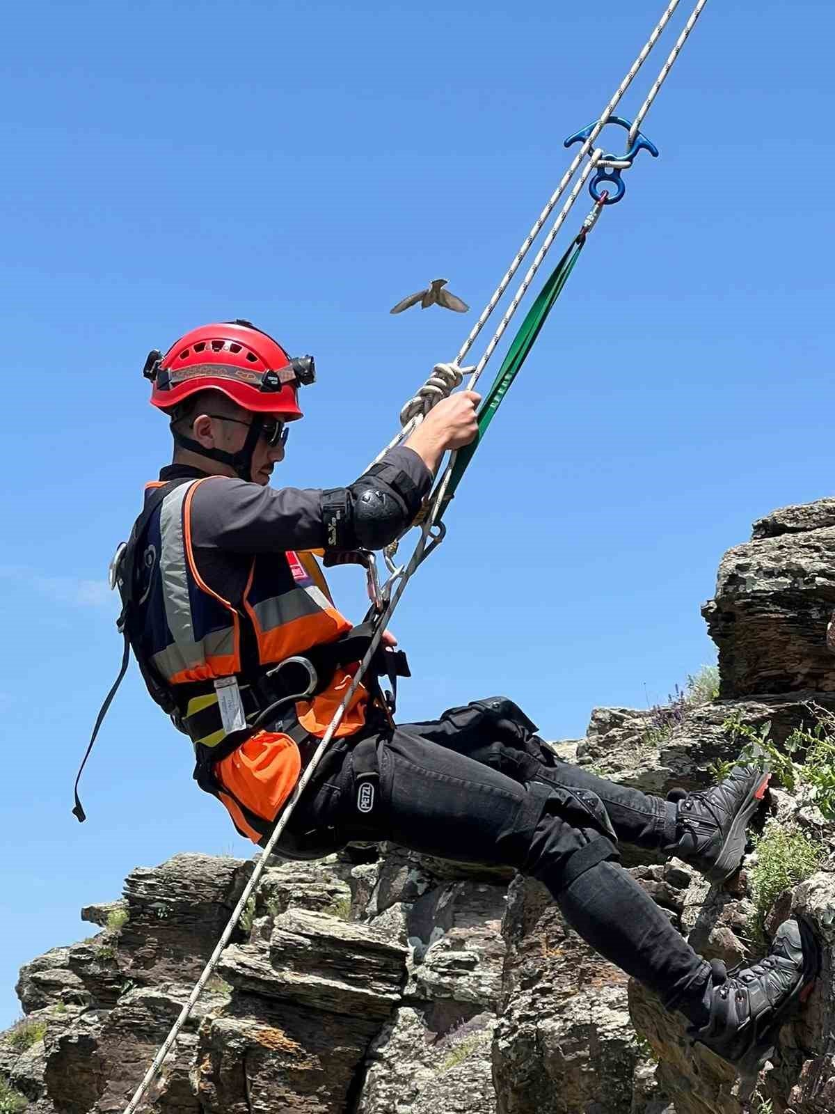 Kars’ta gönüllülerden dağcılık ve arama kurtarma eğitimi