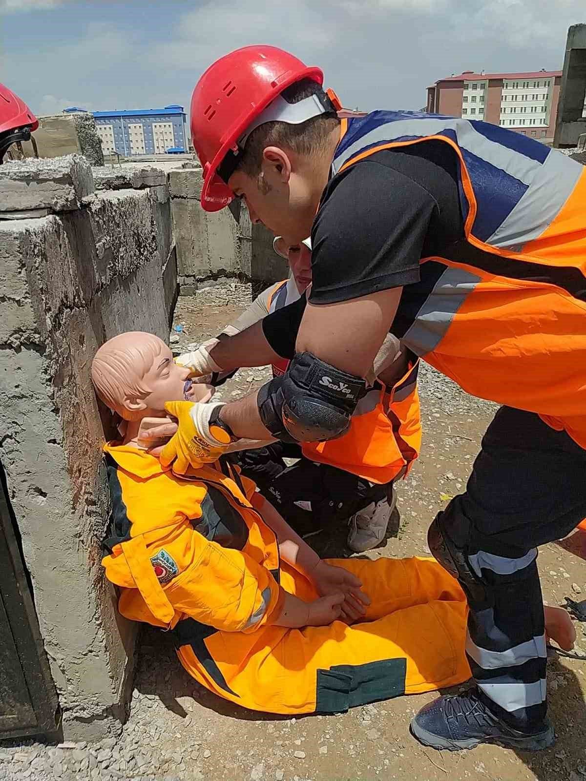 Kars’ta gönüllülerden dağcılık ve arama kurtarma eğitimi