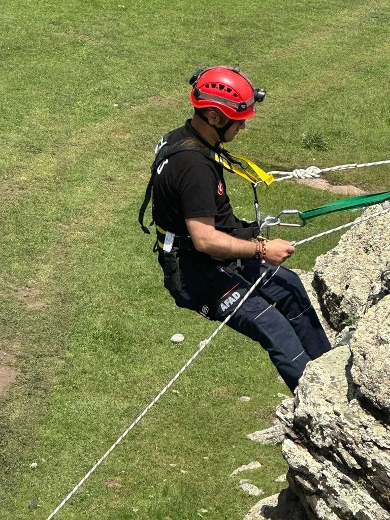 Kars’ta gönüllülerden dağcılık ve arama kurtarma eğitimi