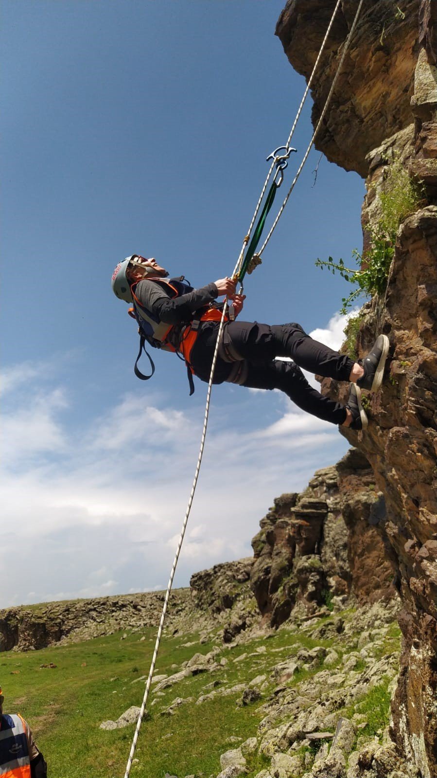 Kars’ta gönüllülerden dağcılık ve arama kurtarma eğitimi