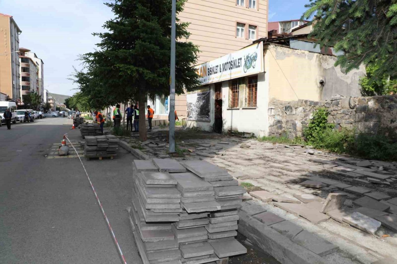 Kars Belediyesi kaldırımları yapıyor