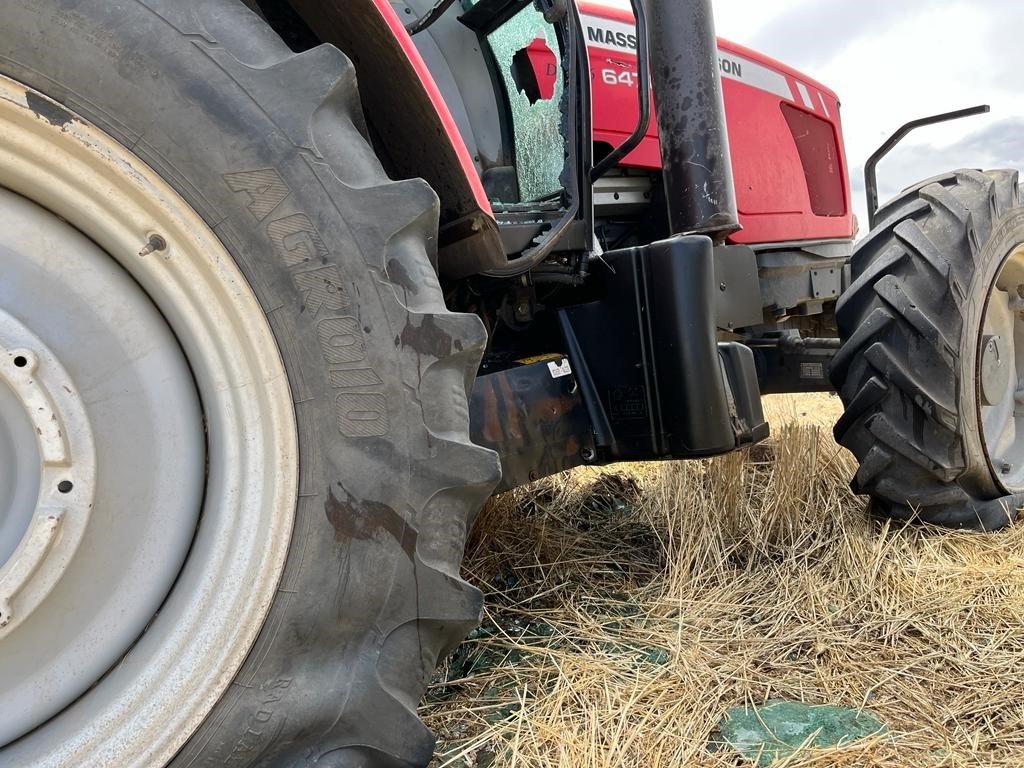 Uzun namlulu silahların kullanıldığı kavgada taranan traktörlerden dehşete düşüren görüntü