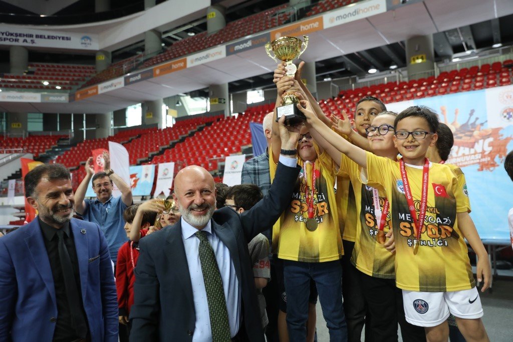 Başkan Çolakbayrakdar, satranç turnuvasının ödüllerini verdi