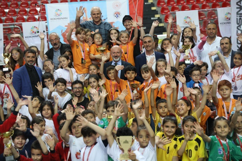 Başkan Çolakbayrakdar, satranç turnuvasının ödüllerini verdi