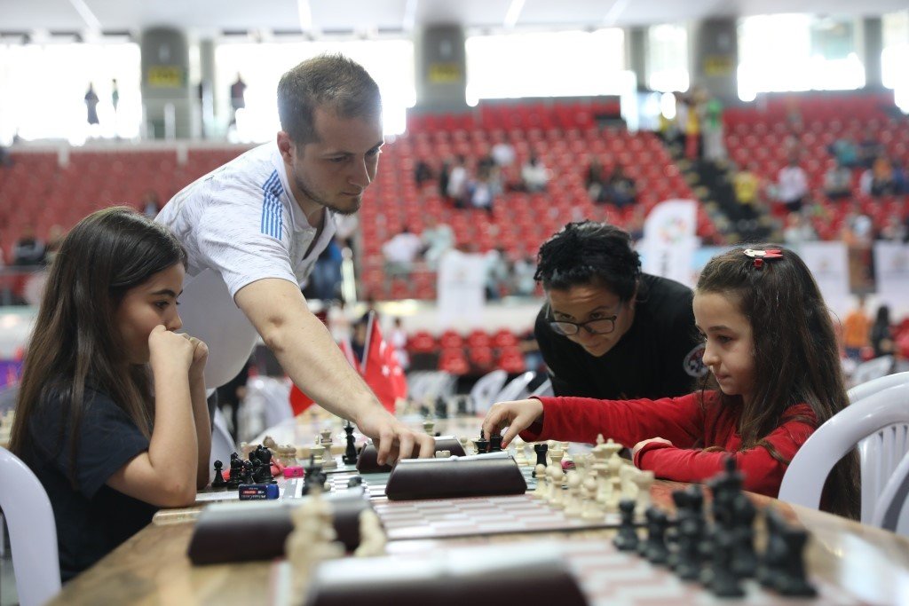 Başkan Çolakbayrakdar, satranç turnuvasının ödüllerini verdi