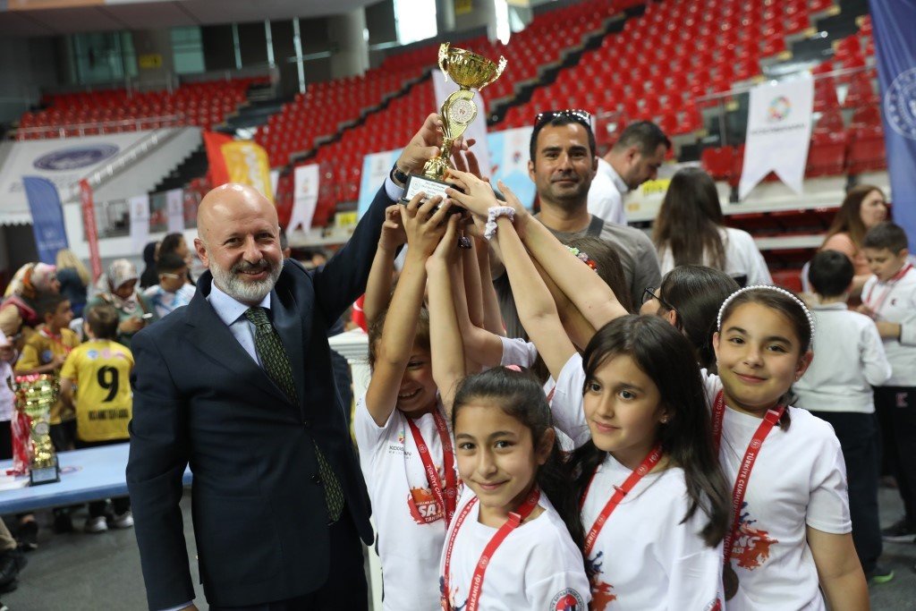 Başkan Çolakbayrakdar, satranç turnuvasının ödüllerini verdi