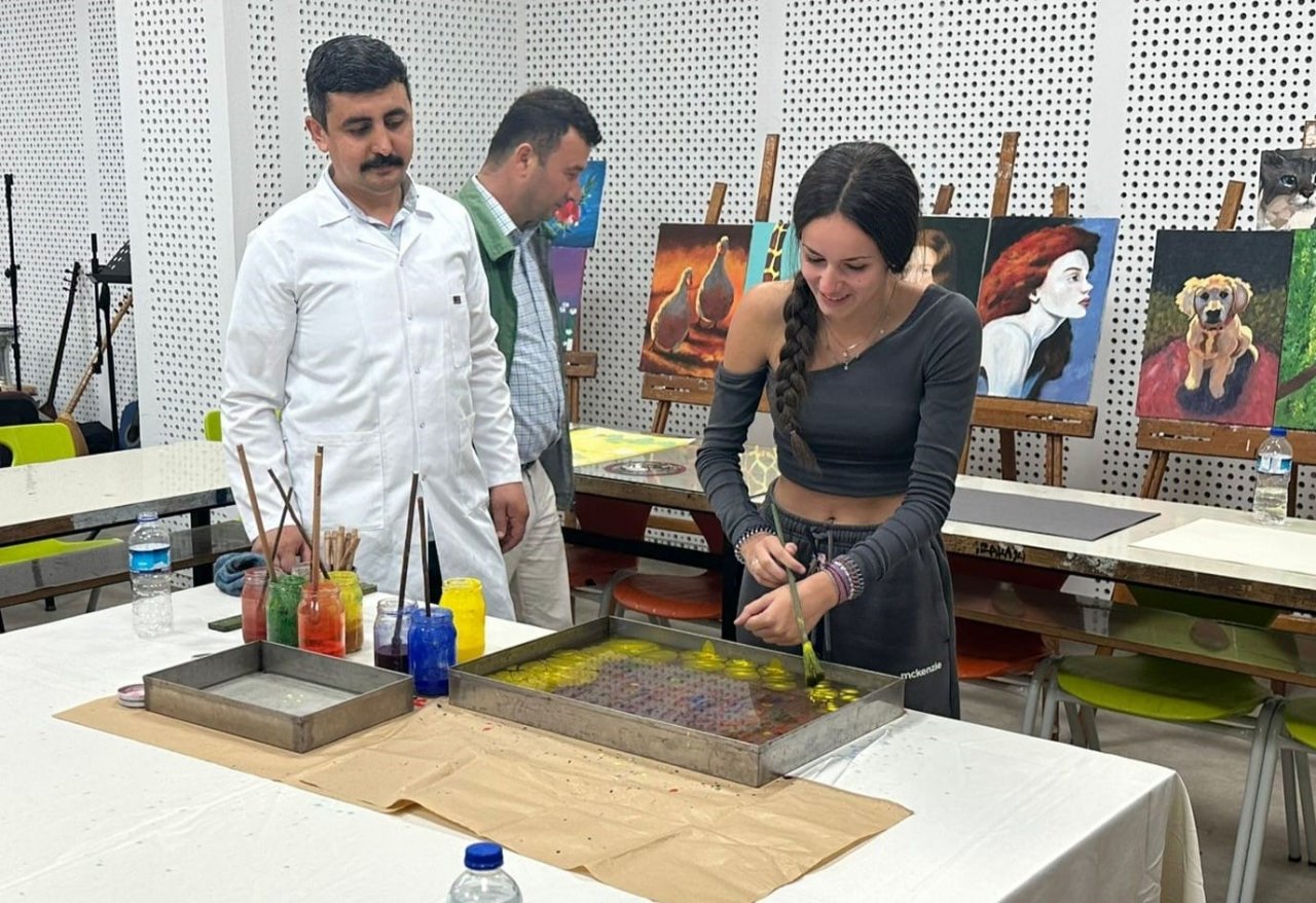 Kütahya Necip Fazıl Kısakürek Anadolu Lisesi’nde İspanyol öğrencilerle ebru çalışması