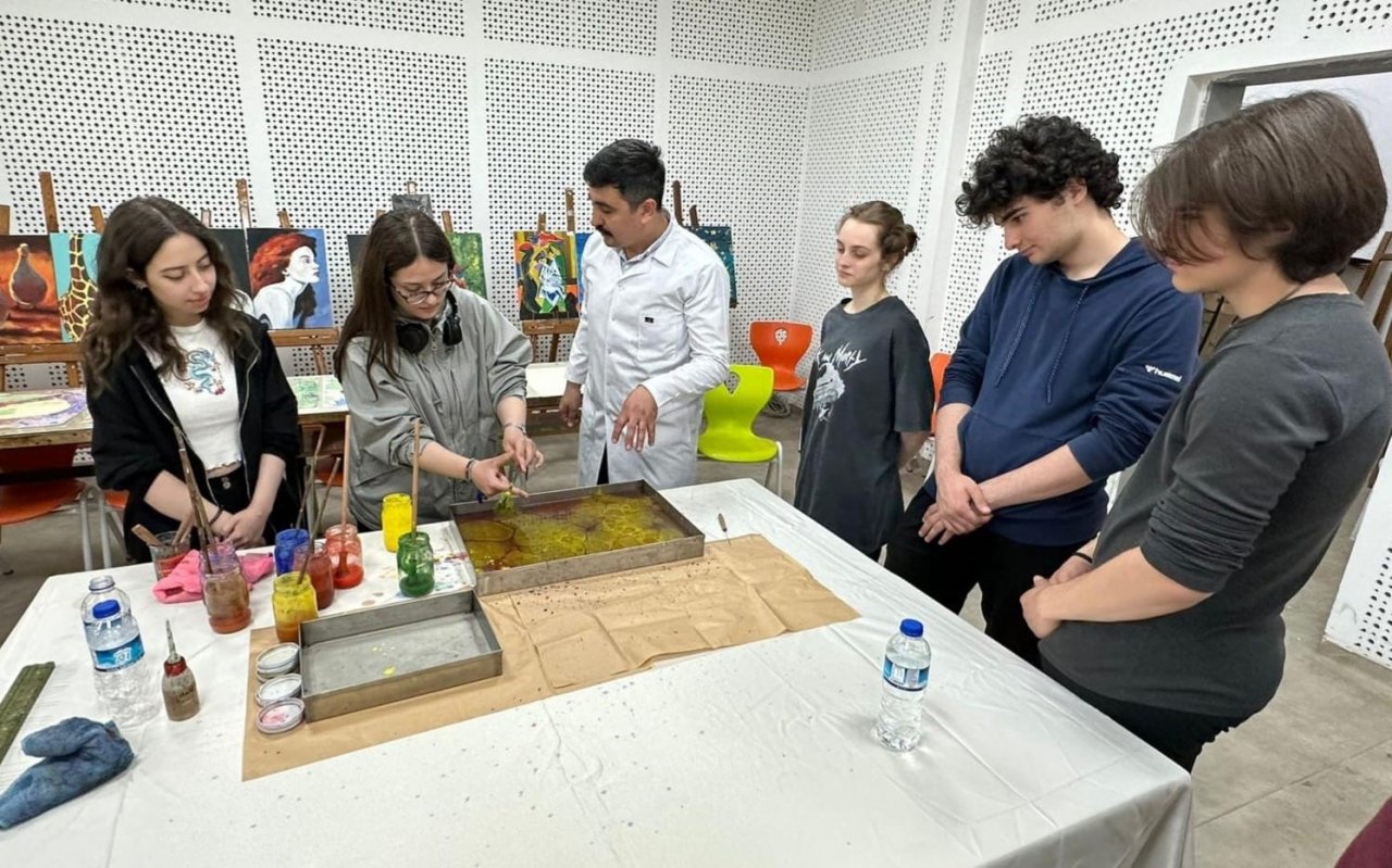 Kütahya Necip Fazıl Kısakürek Anadolu Lisesi’nde İspanyol öğrencilerle ebru çalışması