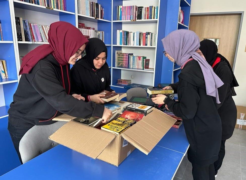 Kütahya Necip Fazıl Kısakürek Anadolu Lisesi’nde kitap toplama kampanyası