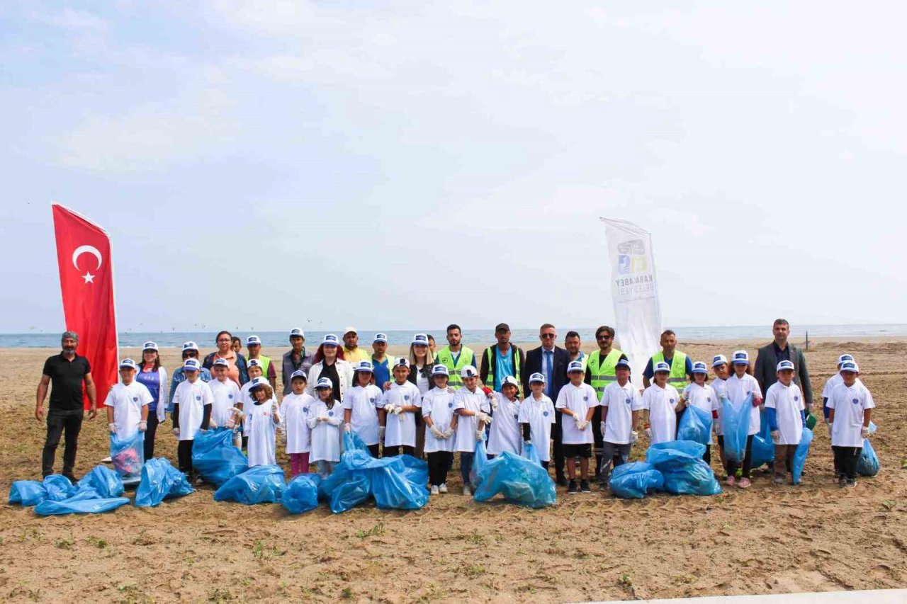 Karacabey’de minik çevre gönüllüleri sahili temizleyerek farkındalık oluşturdu