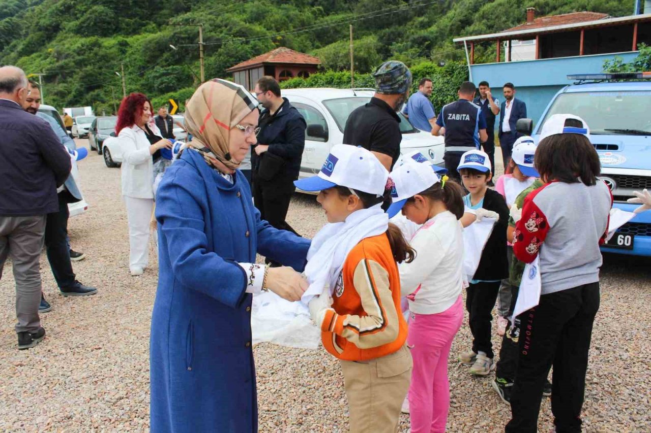 Karacabey’de minik çevre gönüllüleri sahili temizleyerek farkındalık oluşturdu