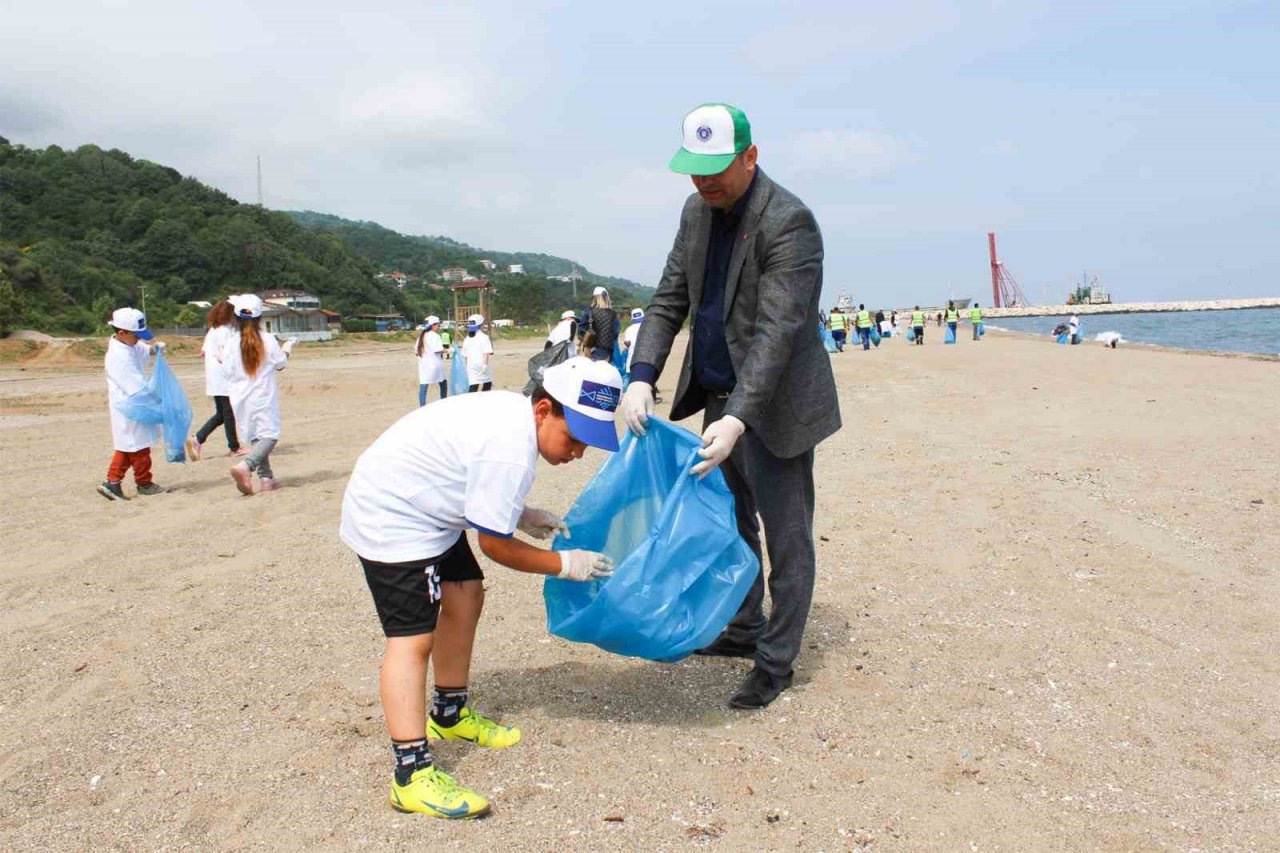 Karacabey’de minik çevre gönüllüleri sahili temizleyerek farkındalık oluşturdu