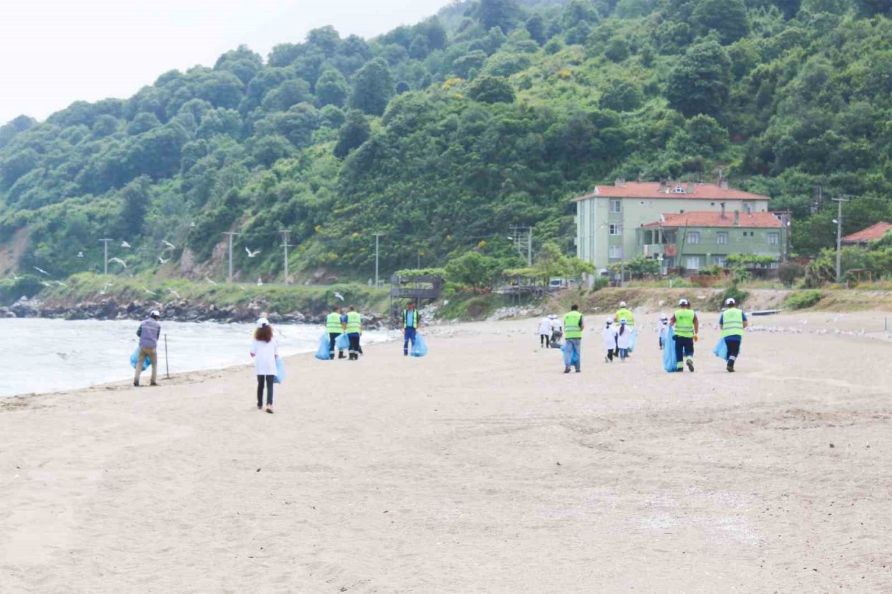 Karacabey’de minik çevre gönüllüleri sahili temizleyerek farkındalık oluşturdu