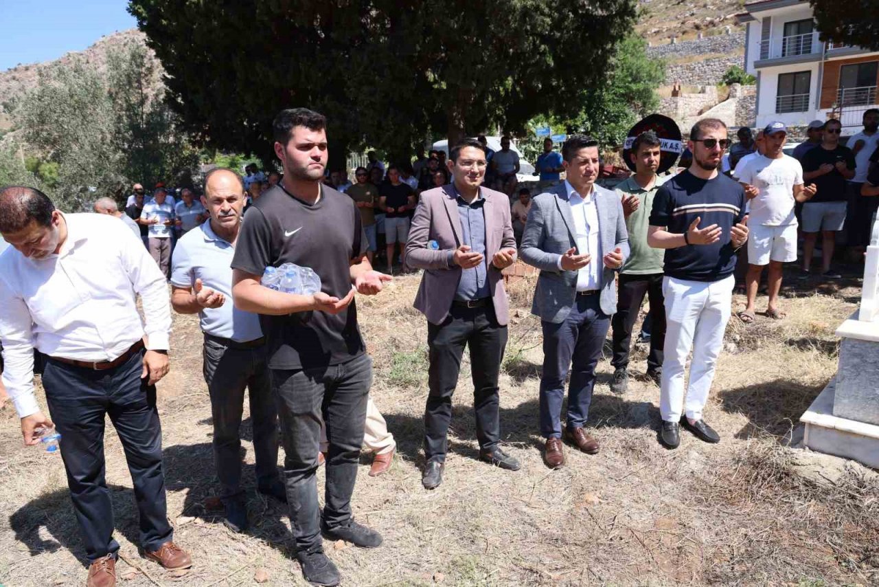 Marmaris’te zabıta personelini yüzlerce kişi uğurladı