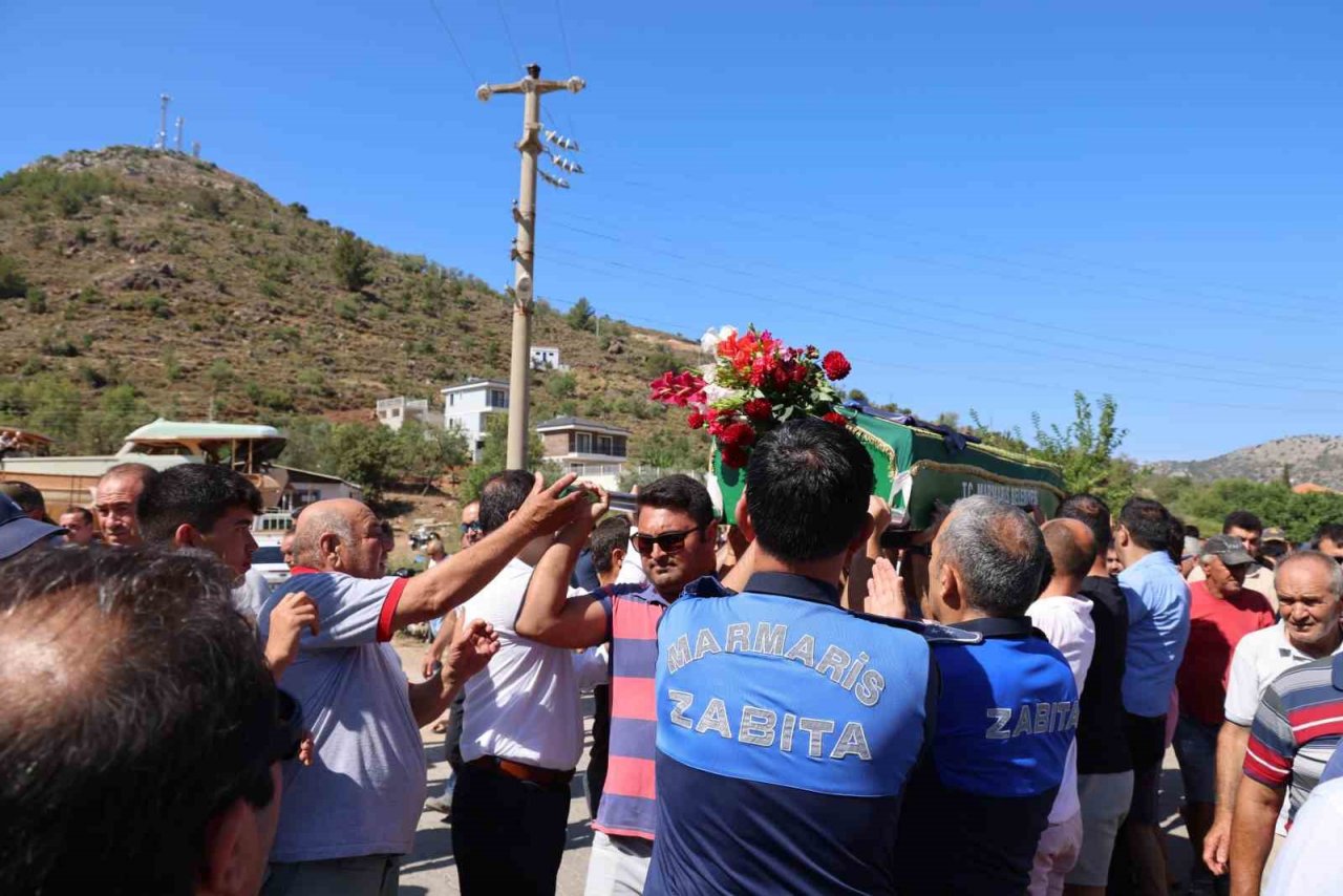 Marmaris’te zabıta personelini yüzlerce kişi uğurladı