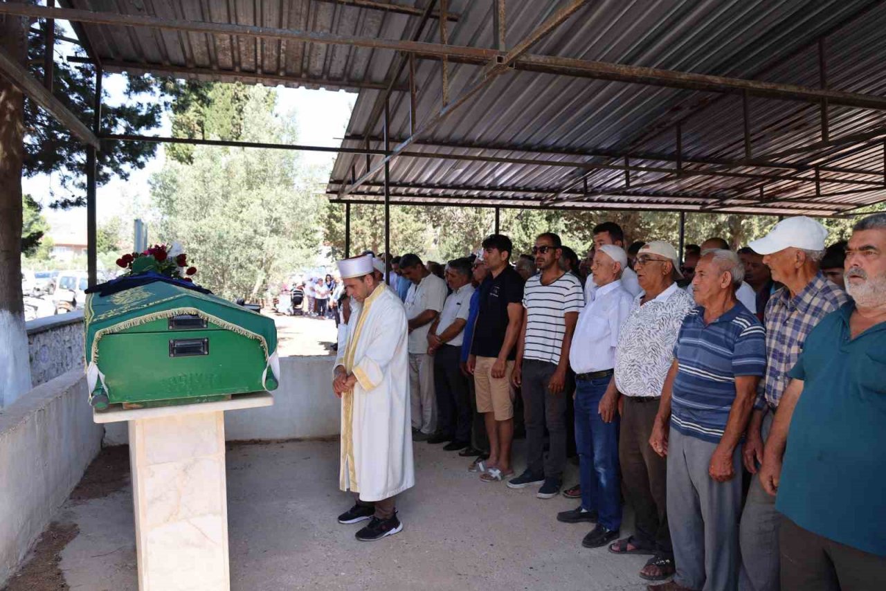 Marmaris’te zabıta personelini yüzlerce kişi uğurladı