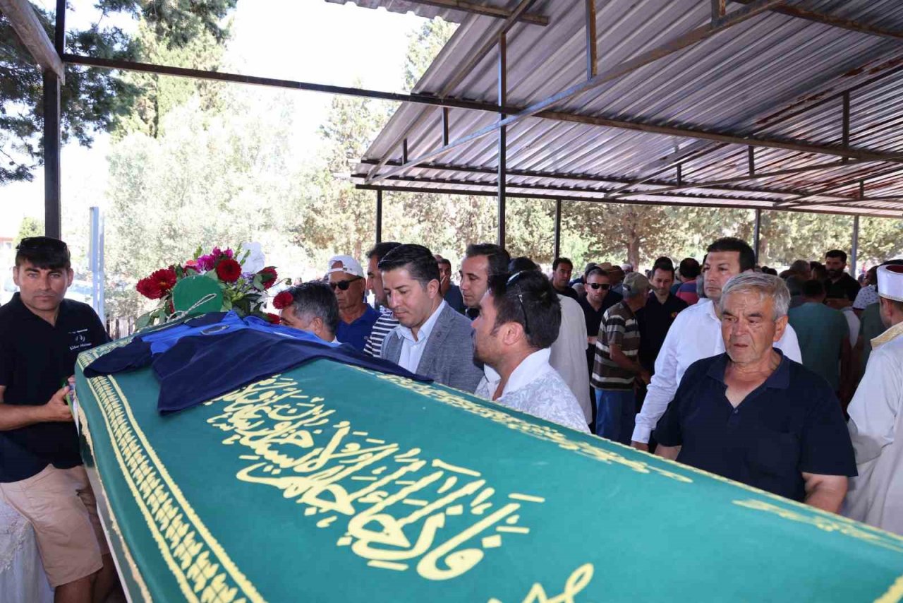 Marmaris’te zabıta personelini yüzlerce kişi uğurladı