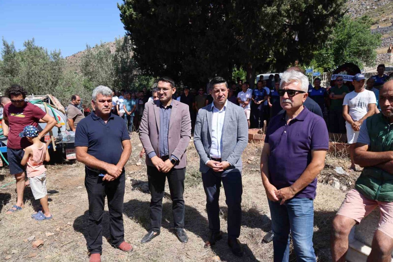 Marmaris’te zabıta personelini yüzlerce kişi uğurladı