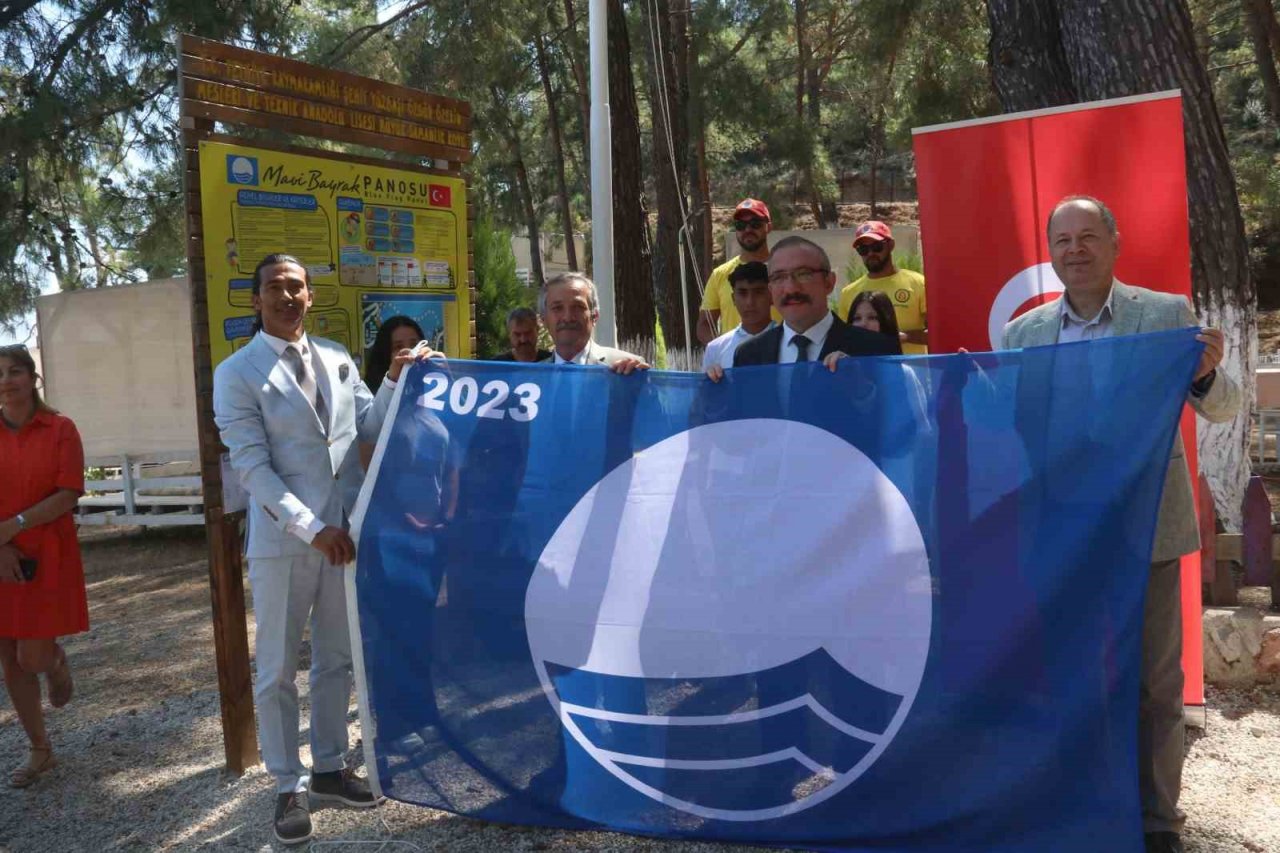 Fethiye’de okulun işlettiği Büyük Samanlık Koyu’na ’mavi bayrak’ çekildi