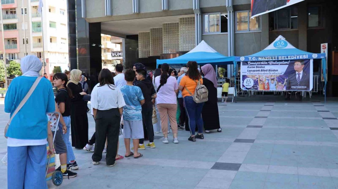 Başkan Özcan’dan öğrencilere karne hediyesi