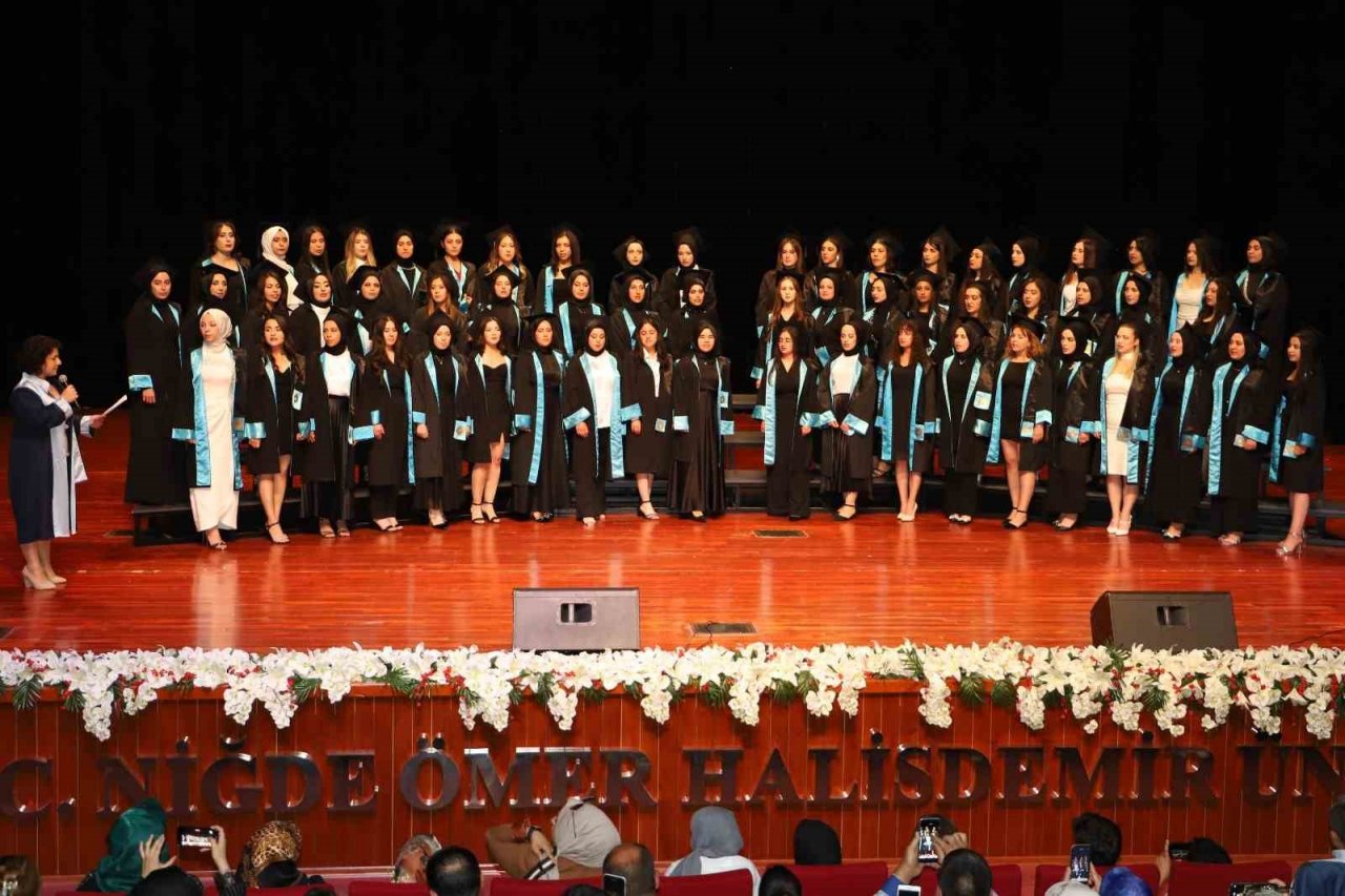 Niğde’de Ebelik ve Hemşirelik Bölümü mezunları ant içti
