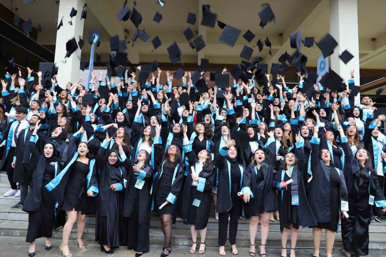 Niğde’de Ebelik ve Hemşirelik Bölümü mezunları ant içti