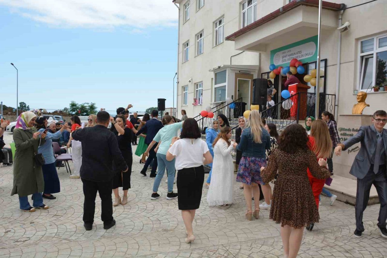 Özel öğrencilere coşkulu mezuniyet töreni