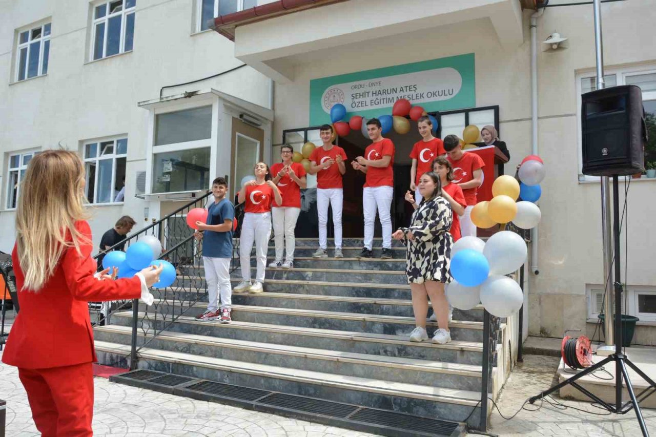 Özel öğrencilere coşkulu mezuniyet töreni