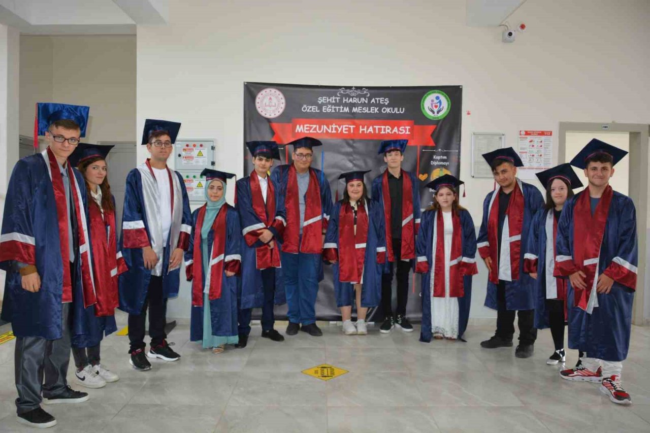 Özel öğrencilere coşkulu mezuniyet töreni