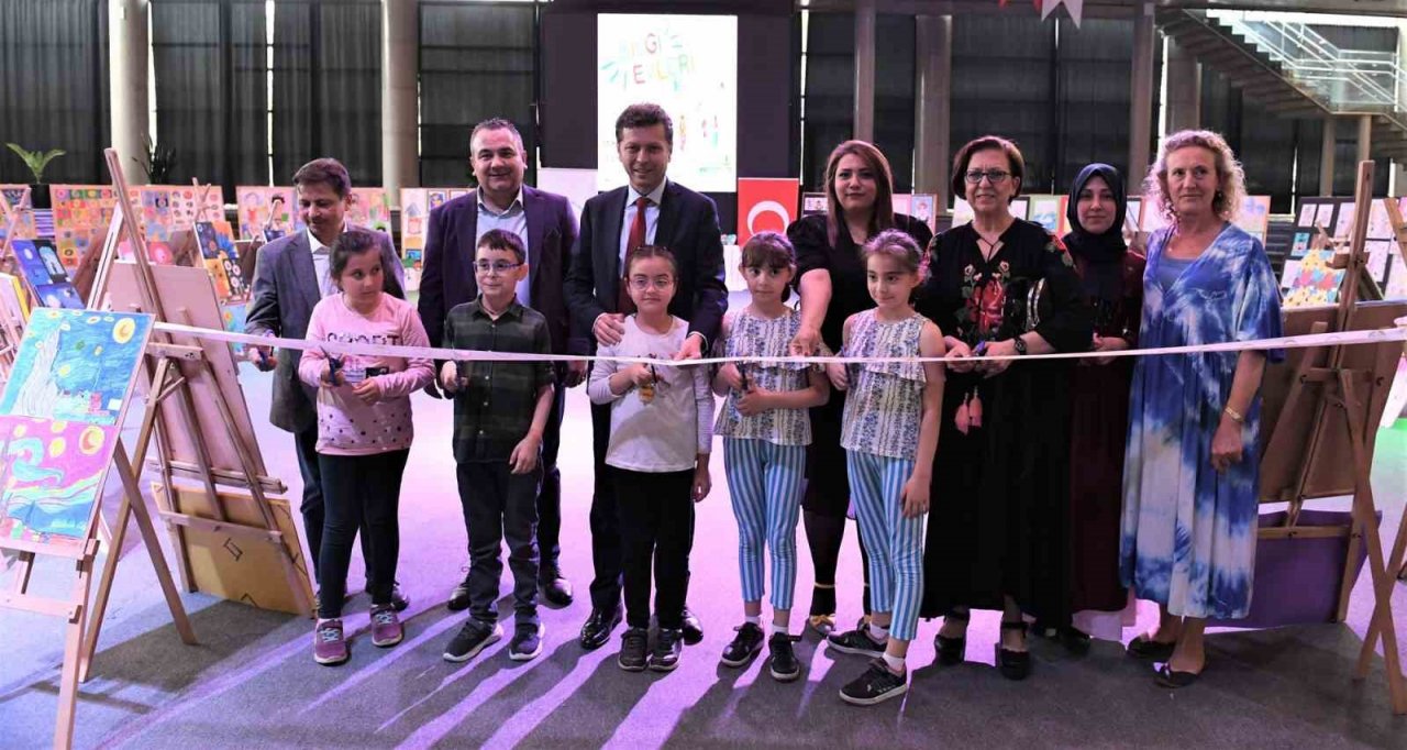 Bursa’da minik ressamlar yaptıkları resimlerle hayran bıraktı