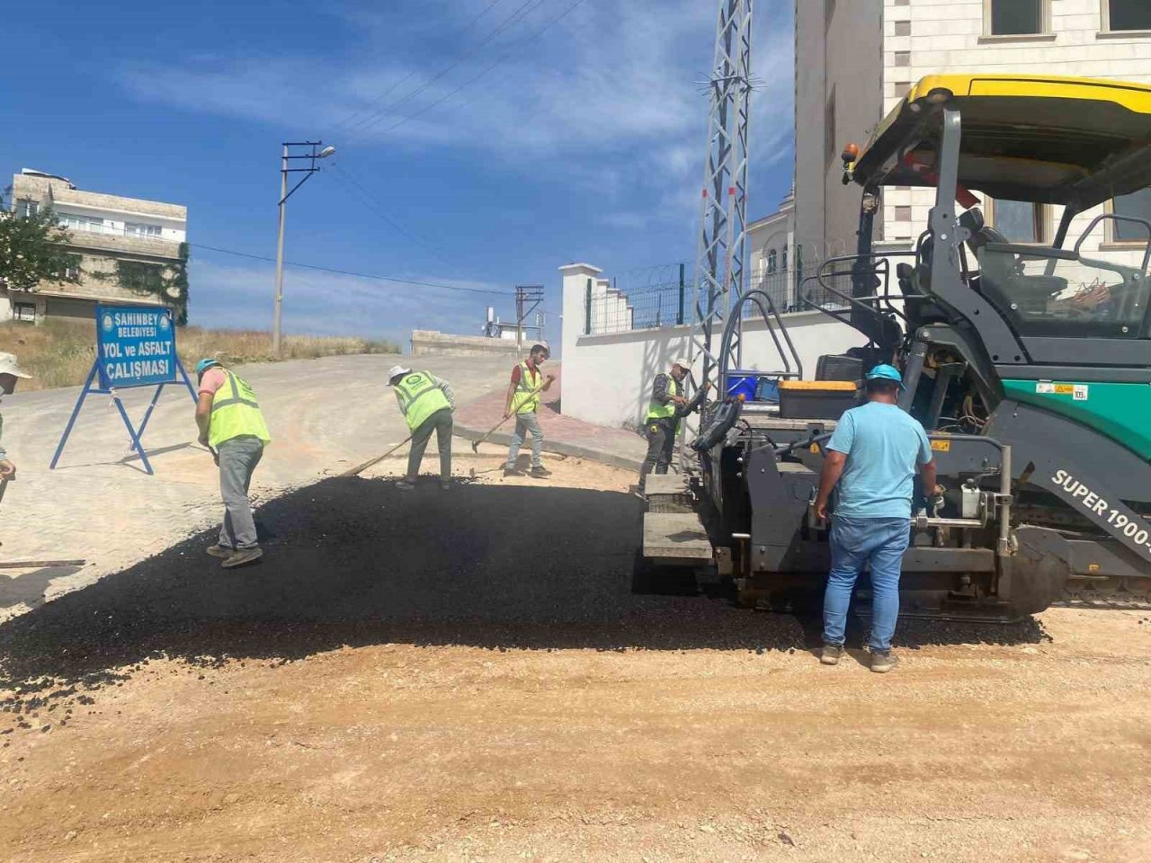 Şahinbey’de havalar ısında asfalt çalışmaları hız kazandı