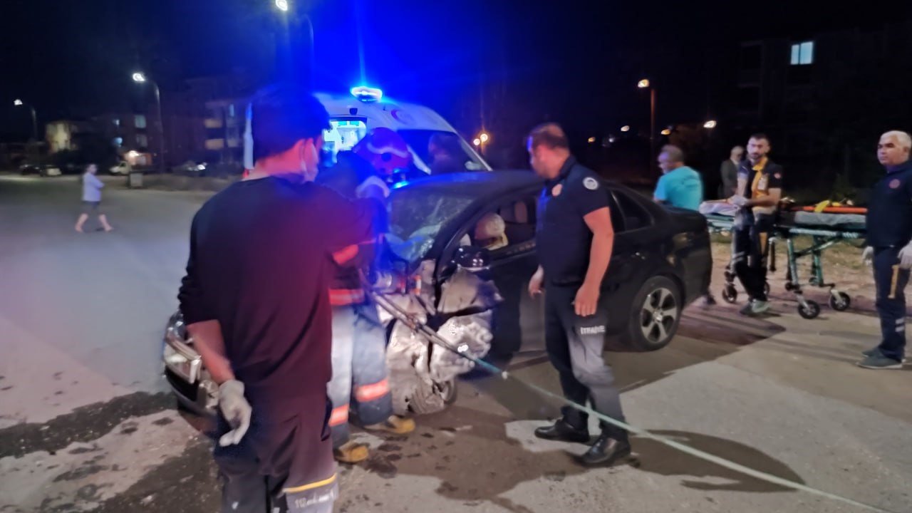 Sakarya’da otomobil duvara çarptı: 1 yaralı