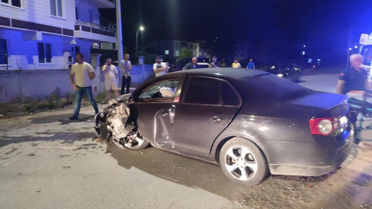 Sakarya’da otomobil duvara çarptı: 1 yaralı