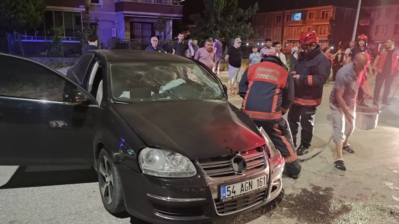 Sakarya’da otomobil duvara çarptı: 1 yaralı
