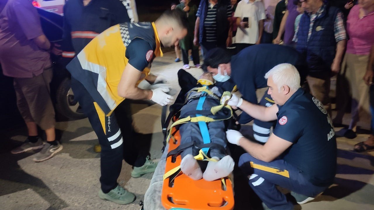 Sakarya’da otomobil duvara çarptı: 1 yaralı