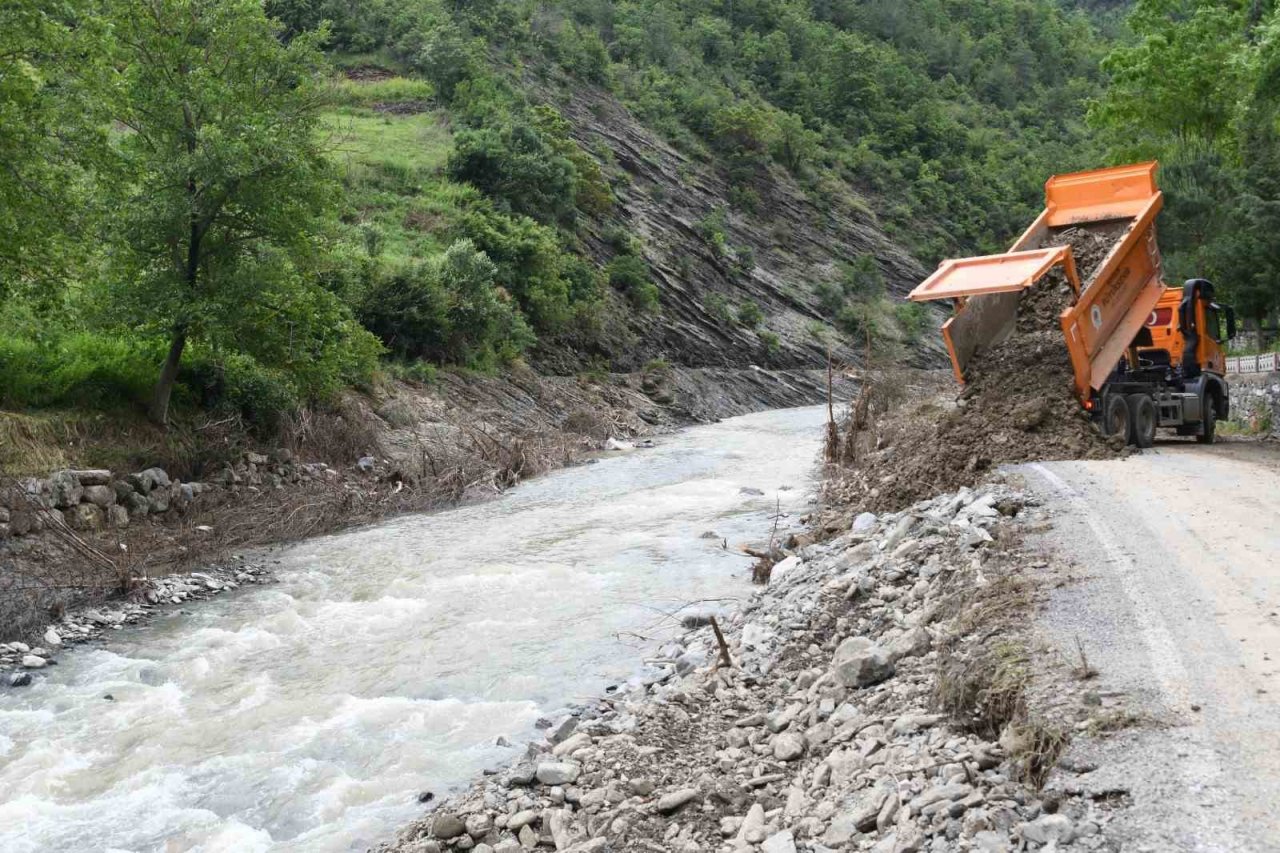 Heyelandan hasar gören yollar onarılıyor
