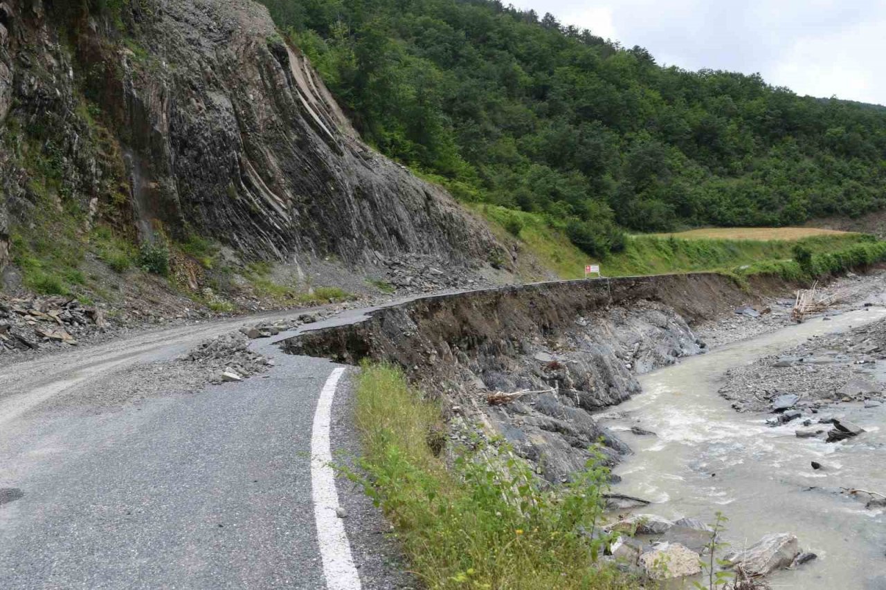 Heyelandan hasar gören yollar onarılıyor
