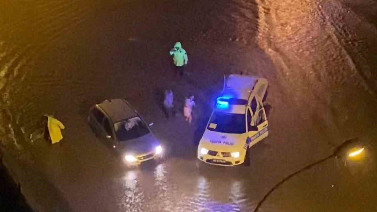 Yolda mahsur kalan aracın imdadına trafik polisleri yetişti