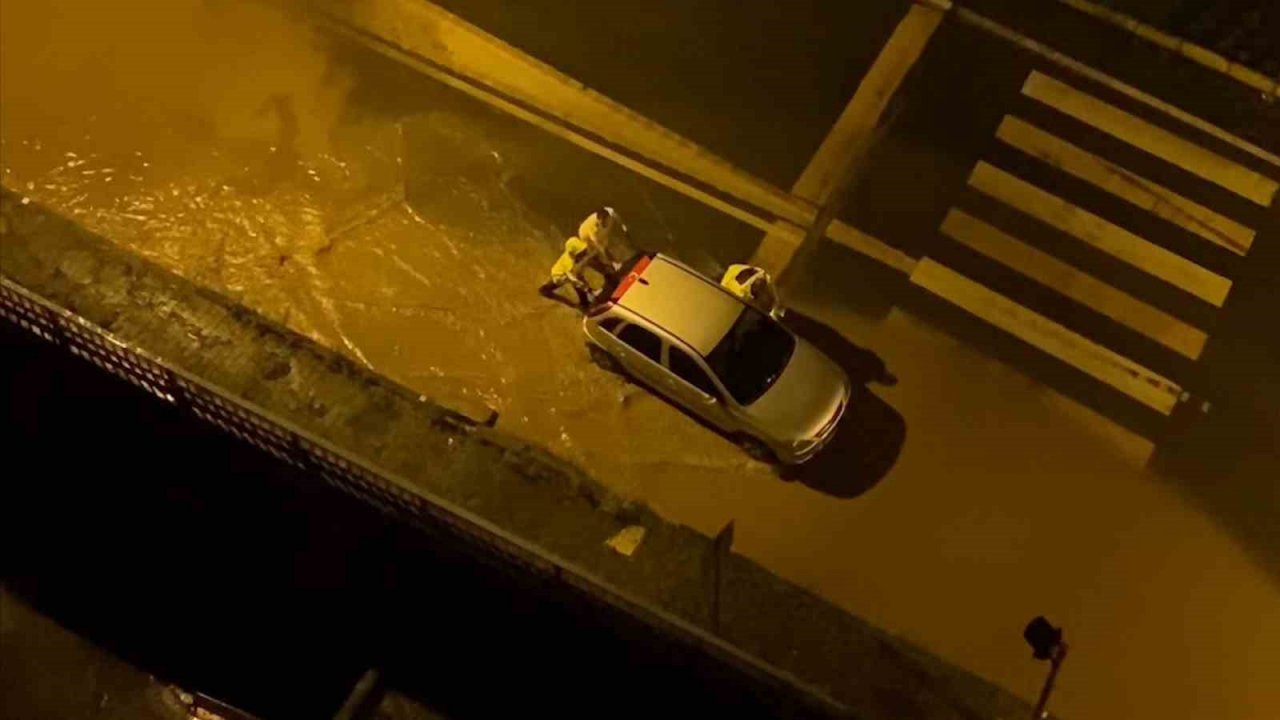 Yolda mahsur kalan aracın imdadına trafik polisleri yetişti