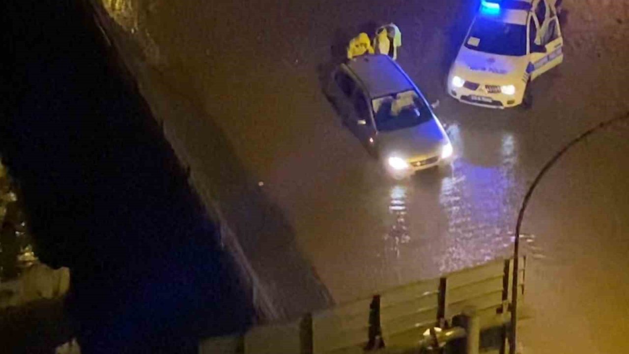 Yolda mahsur kalan aracın imdadına trafik polisleri yetişti