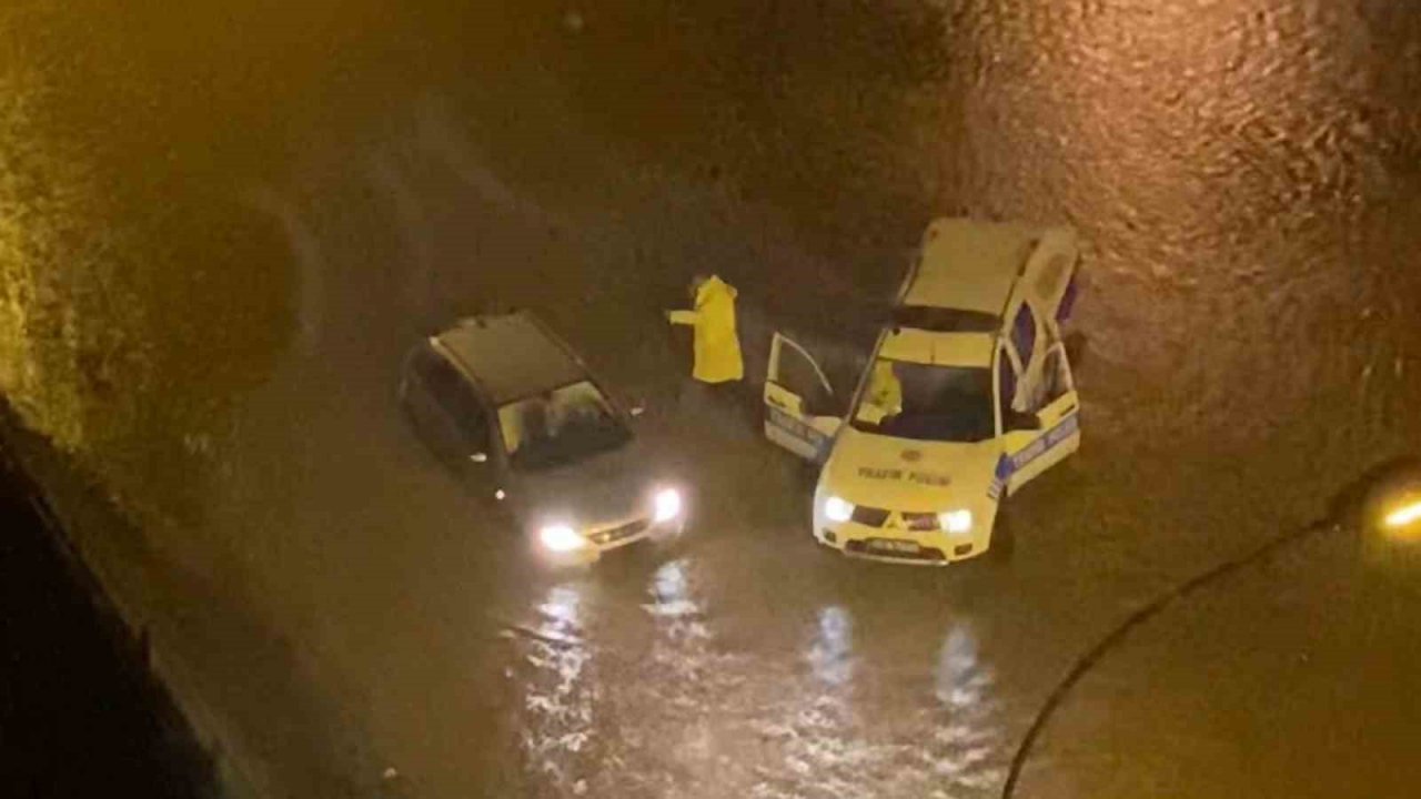 Yolda mahsur kalan aracın imdadına trafik polisleri yetişti