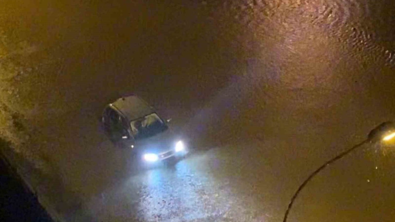 Yolda mahsur kalan aracın imdadına trafik polisleri yetişti