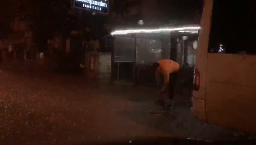 Rize’de şiddetli yağış etkili oldu