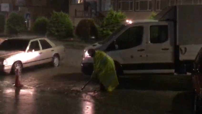 Rize’de şiddetli yağış etkili oldu