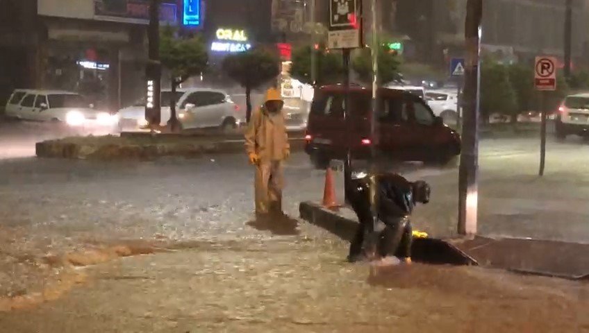 Rize’de şiddetli yağış etkili oldu